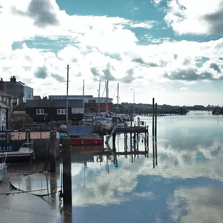 Queens Cottage, Wivenhoe Stylish, Plush, Cosy, Convenient & Quirky, 2X Double Bed Period Cottage Plus Patio - 9 Min Walk Train, 4 Min Walk High Street Pubs, Restaurants, Shops Exterior photo