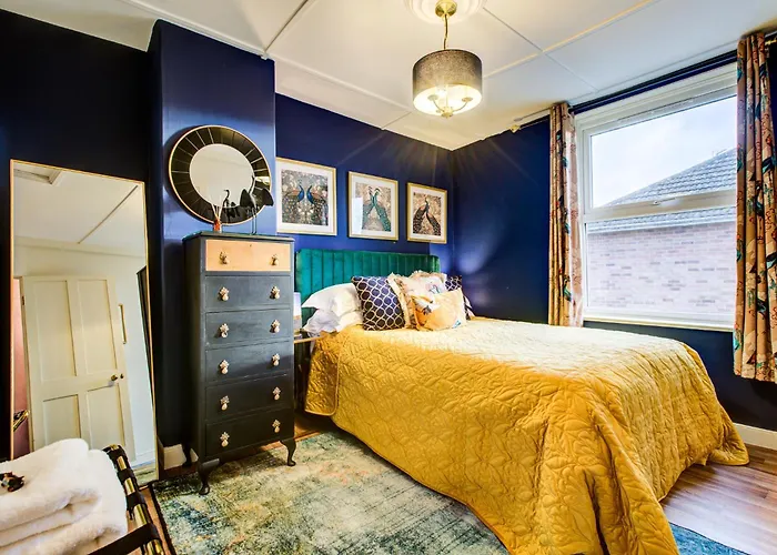 Queens Cottage, Wivenhoe Stylish, Plush, Cosy, Convenient & Quirky, 2X Double Bed Period Cottage Plus Patio - 9 Min Walk Train, 4 Min Walk High Street Pubs, Restaurants, Shops