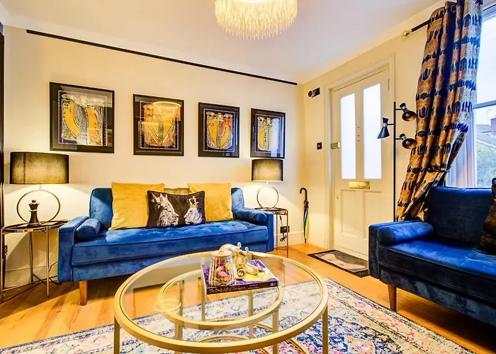 Queens Cottage, Wivenhoe Stylish, Plush, Cosy, Convenient & Quirky, 2X Double Bed Period Cottage Plus Patio - 9 Min Walk Train, 4 Min Walk High Street Pubs, Restaurants, Shops
