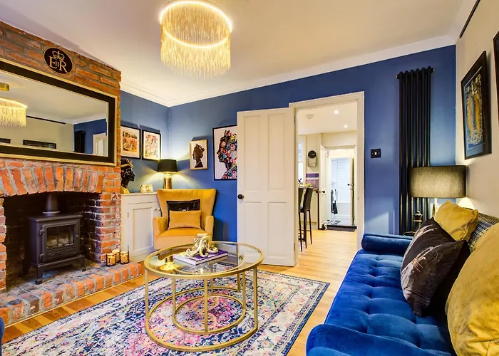 Queens Cottage, Wivenhoe Stylish, Plush, Cosy, Convenient & Quirky, 2X Double Bed Period Cottage Plus Patio - 9 Min Walk Train, 4 Min Walk High Street Pubs, Restaurants, Shops