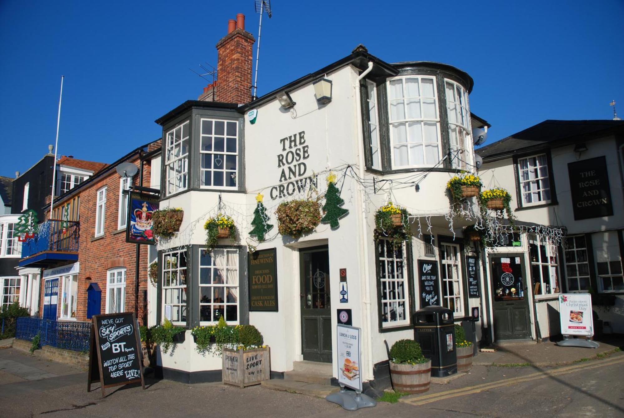 Queens Cottage, Stylish, Plush, Cosy, Convenient & Quirky, 2x Double Bed Period Patio - 9 Min Walk Train, 4 Min Walk High Street Pubs, Restaurants, Shops