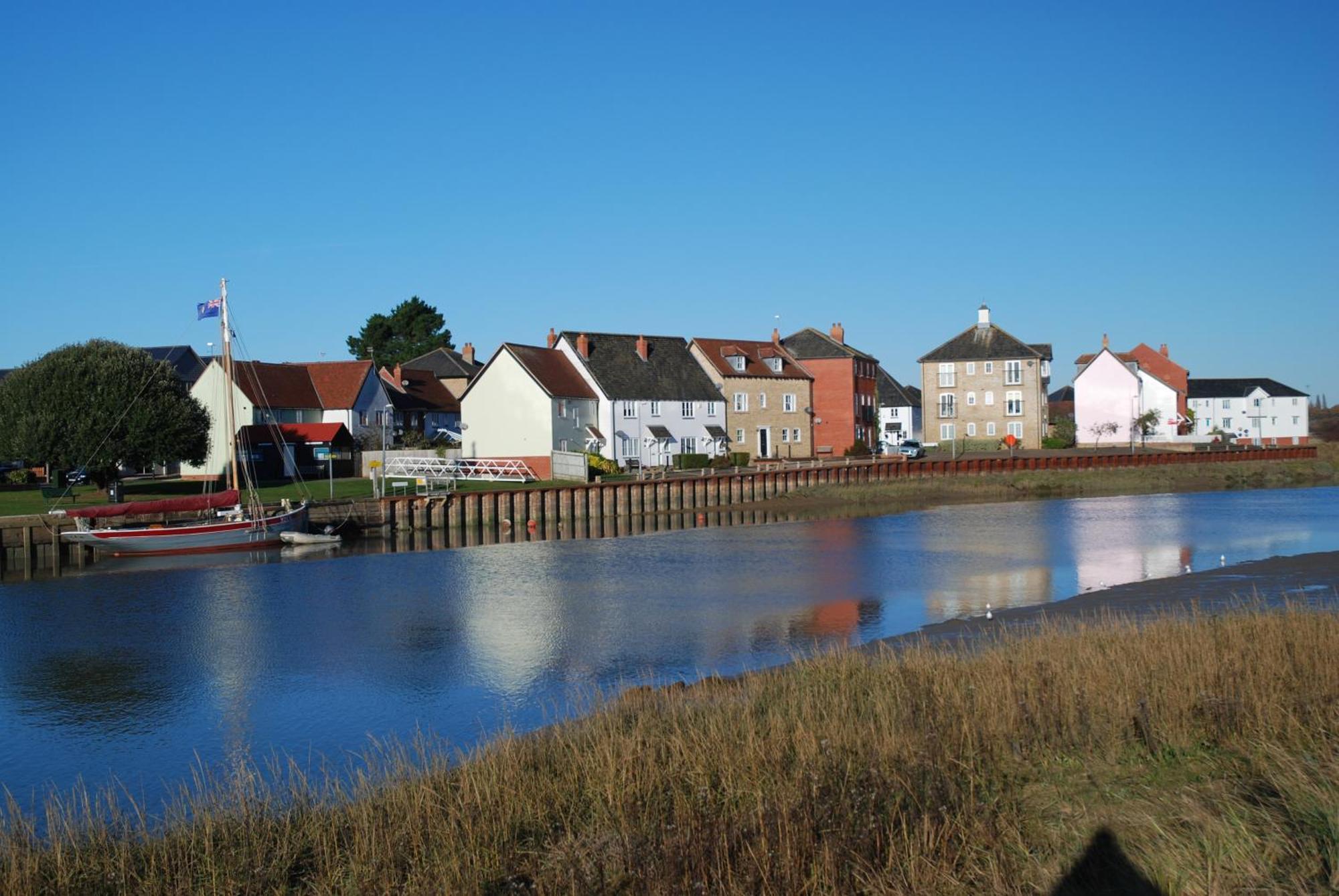 Queens Cottage, Stylish, Plush, Cosy, Convenient & Quirky, 2x Double Bed Period Patio - 9 Min Walk Train, 4 Min Walk High Street Pubs, Restaurants, Shops * Wivenhoe