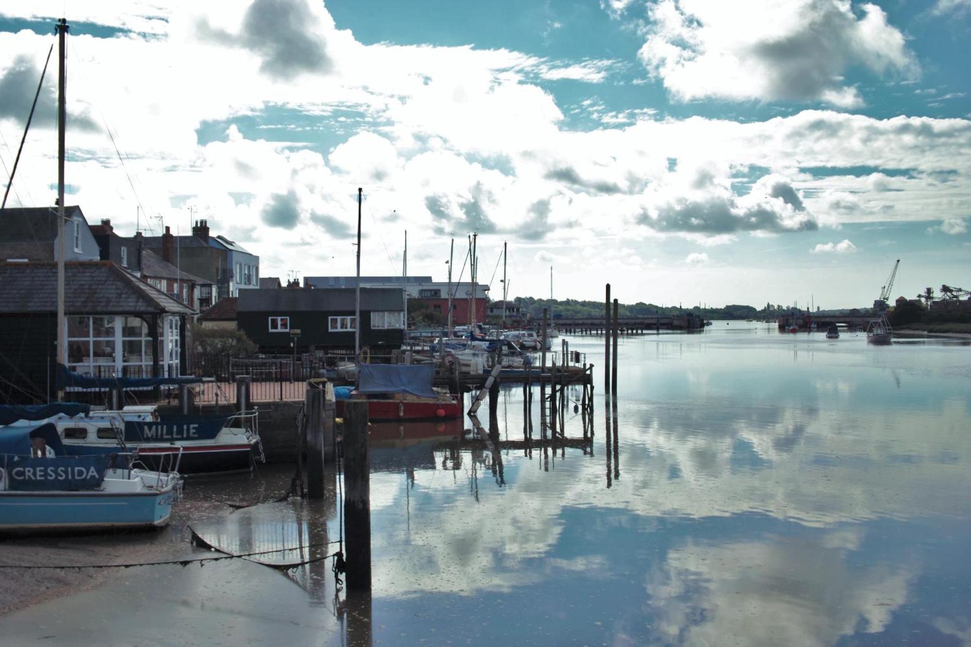 Queens Cottage, Stylish, Plush, Cosy, Convenient & Quirky, 2x Double Bed Period Patio - 9 Min Walk Train, 4 Min Walk High Street Pubs, Restaurants, Shops Wivenhoe
