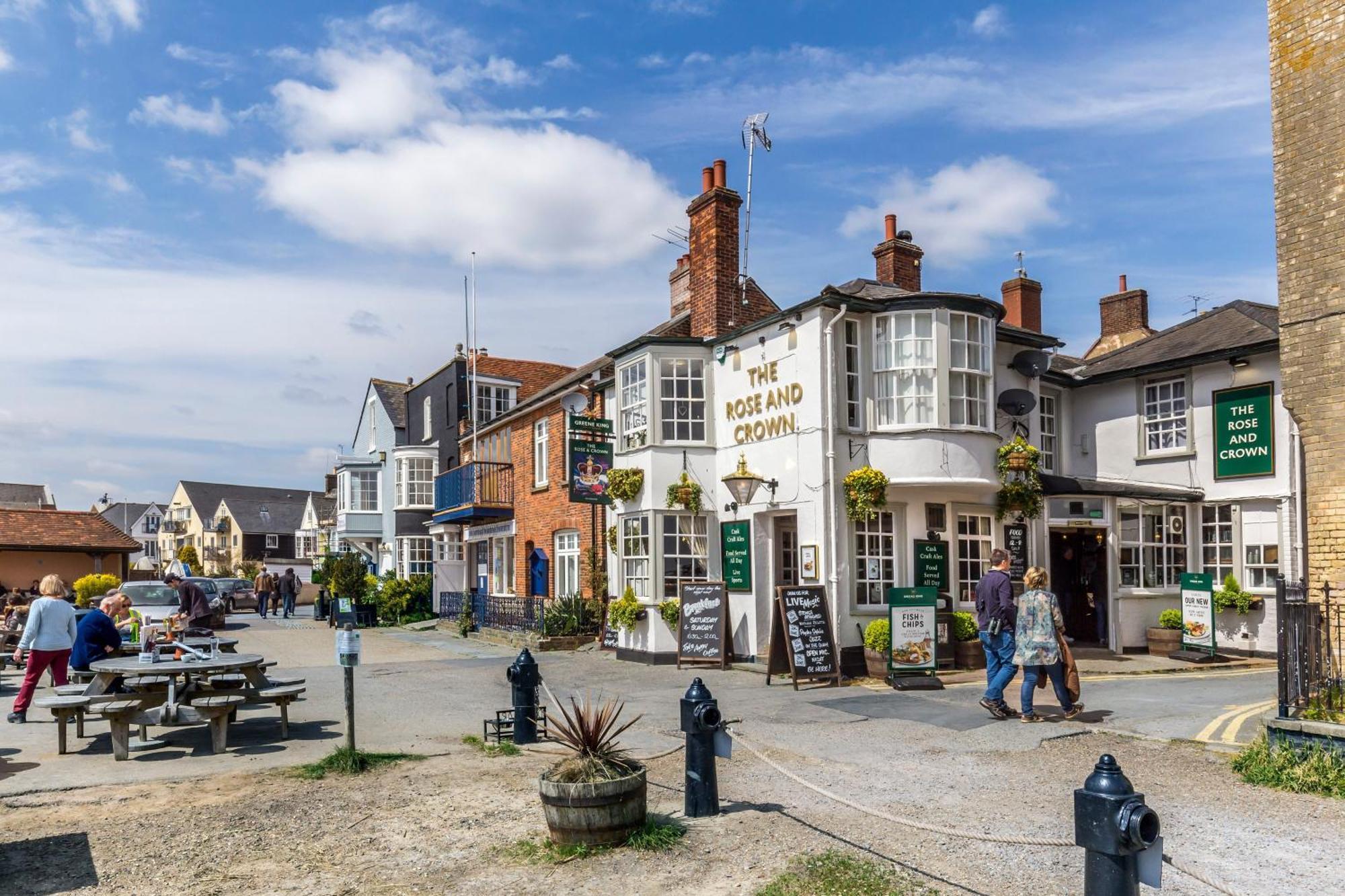 Queens Cottage, Stylish, Plush, Cosy, Convenient & Quirky, 2x Double Bed Period Patio - 9 Min Walk Train, 4 Min Walk High Street Pubs, Restaurants, Shops *