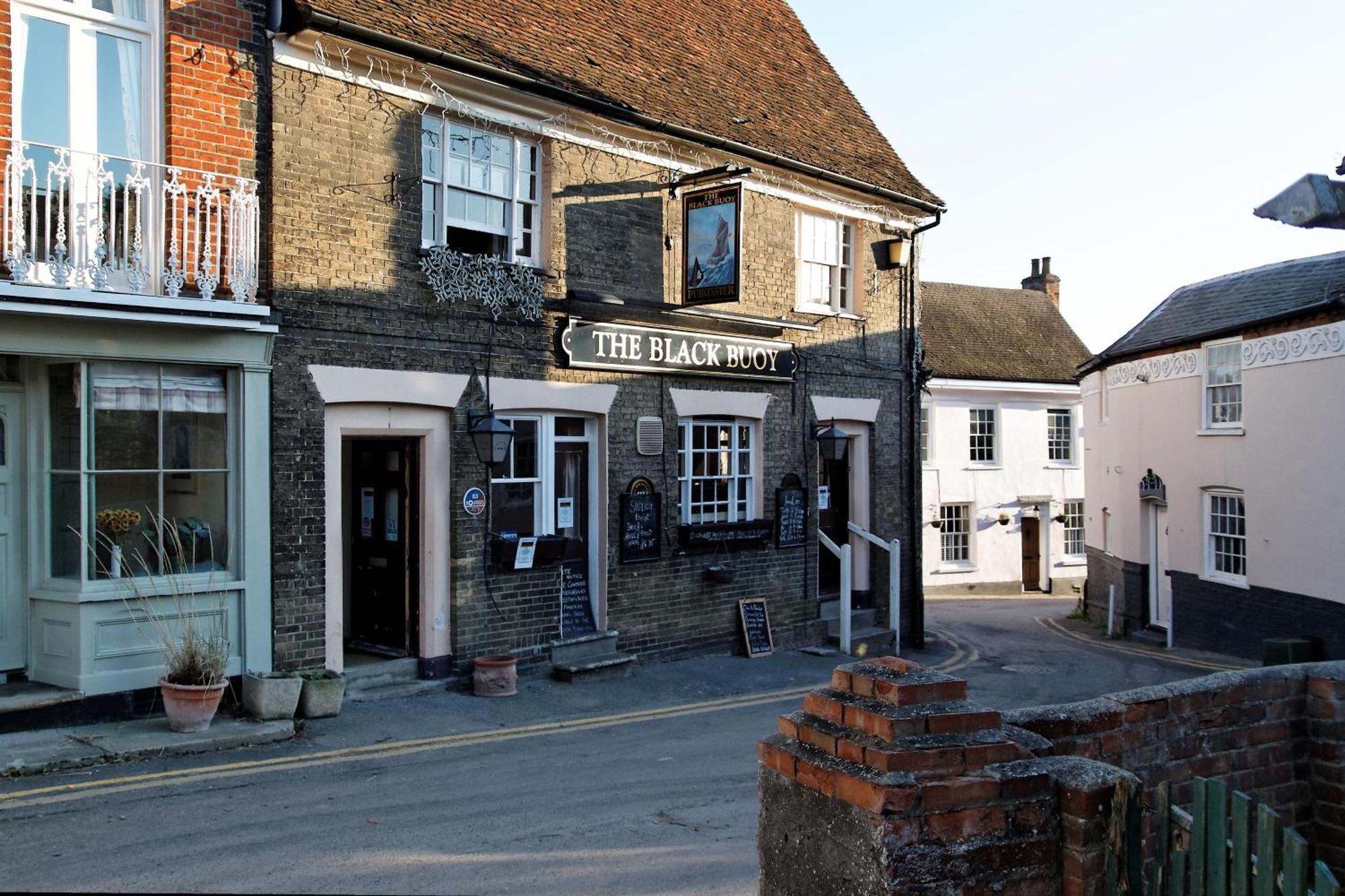 Queens Cottage, Stylish, Plush, Cosy, Convenient & Quirky, 2x Double Bed Period Patio - 9 Min Walk Train, 4 Min Walk High Street Pubs, Restaurants, Shops * Wivenhoe
