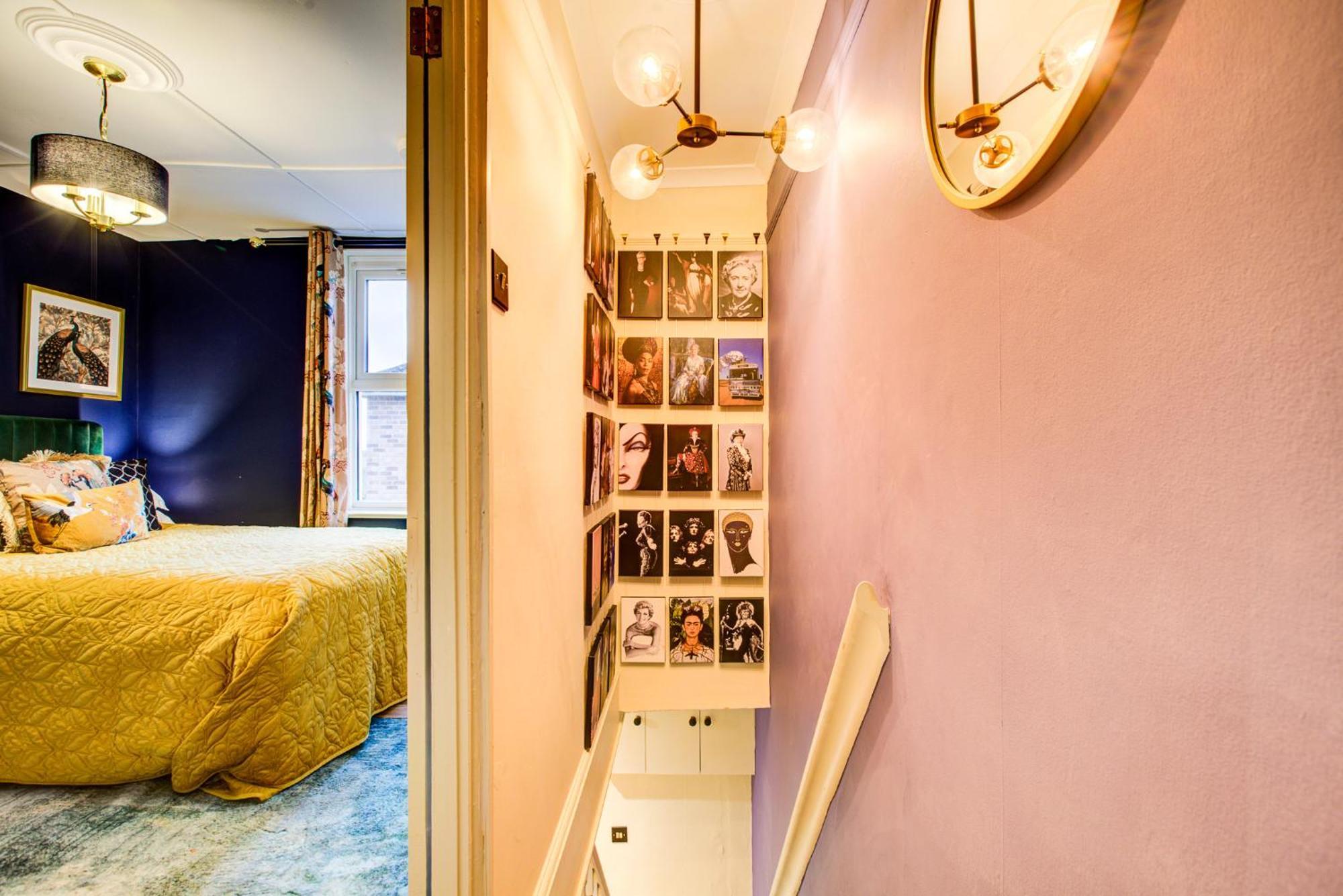Queens Cottage, Stylish, Plush, Cosy, Convenient & Quirky, 2x Double Bed Period Patio - 9 Min Walk Train, 4 Min Walk High Street Pubs, Restaurants, Shops Holiday home *