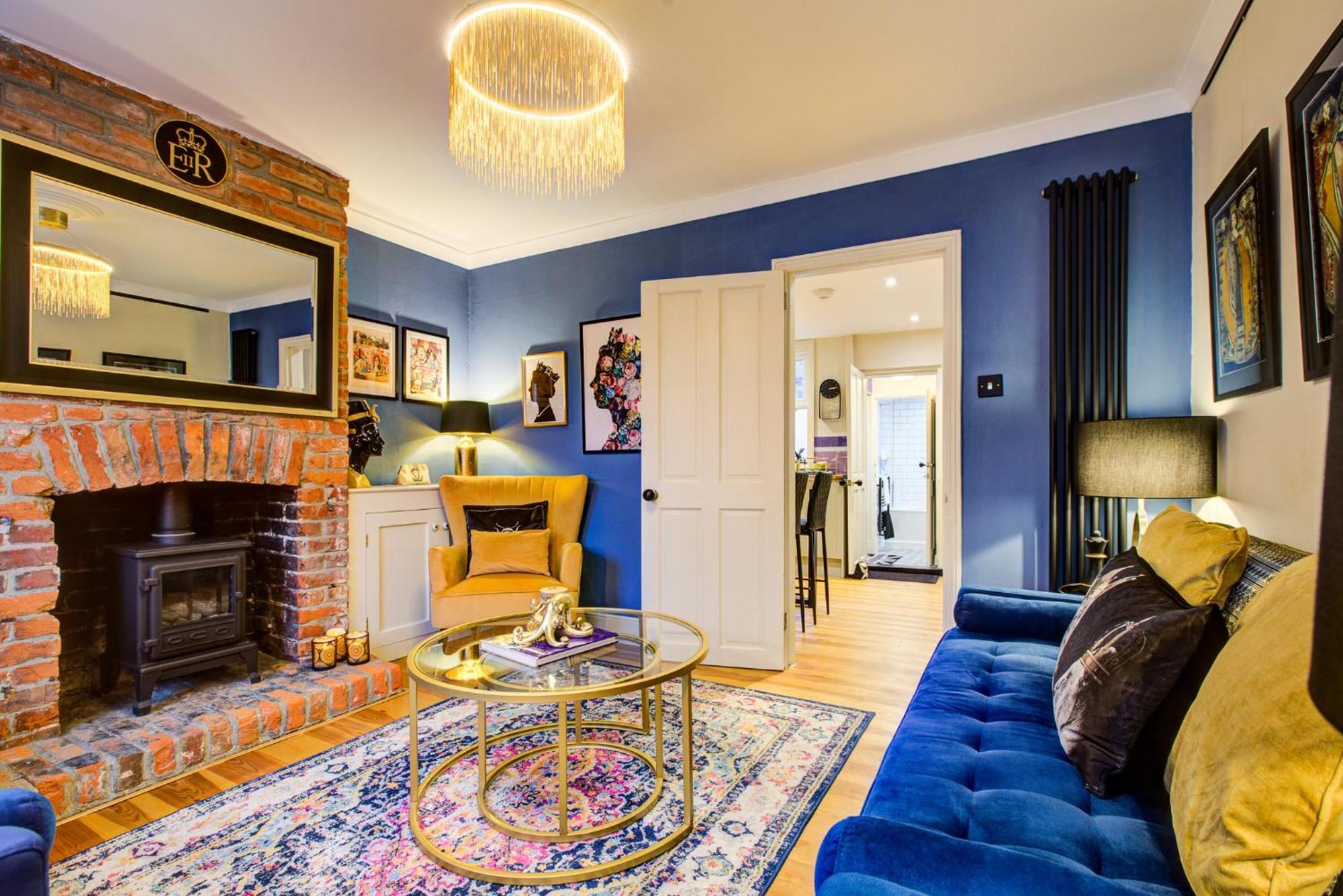 Queens Cottage, Stylish, Plush, Cosy, Convenient & Quirky, 2x Double Bed Period Patio - 9 Min Walk Train, 4 Min Walk High Street Pubs, Restaurants, Shops *