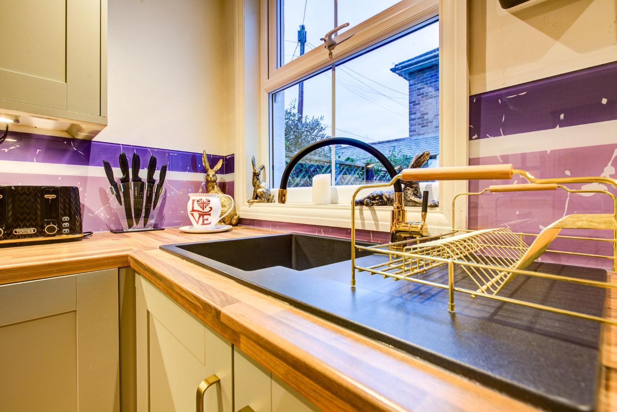 Queens Cottage, Stylish, Plush, Cosy, Convenient & Quirky, 2x Double Bed Period Patio - 9 Min Walk Train, 4 Min Walk High Street Pubs, Restaurants, Shops Holiday home *