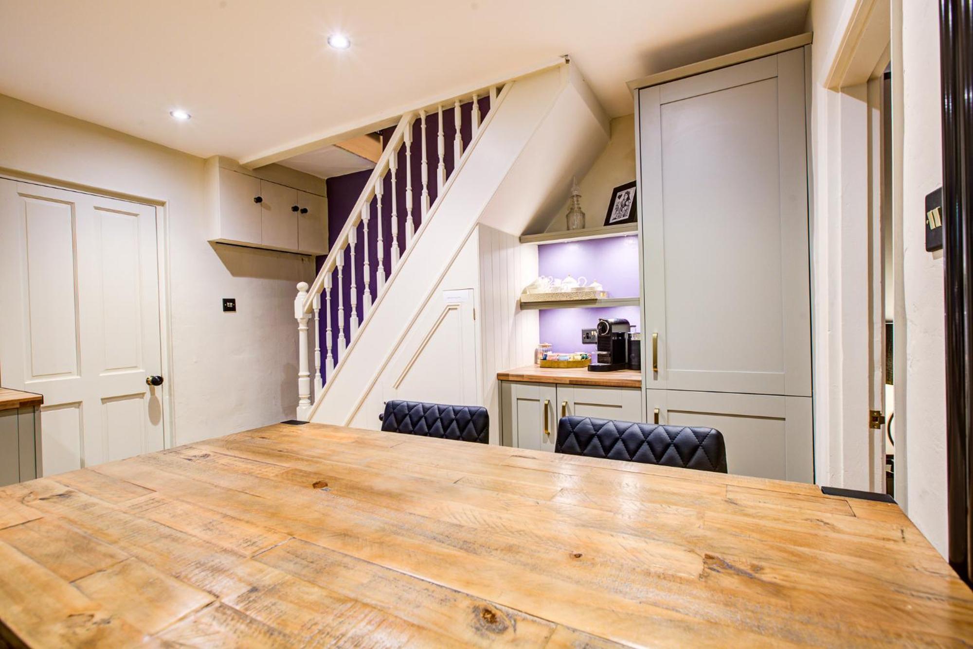 Queens Cottage, Stylish, Plush, Cosy, Convenient & Quirky, 2x Double Bed Period Patio - 9 Min Walk Train, 4 Min Walk High Street Pubs, Restaurants, Shops Holiday home