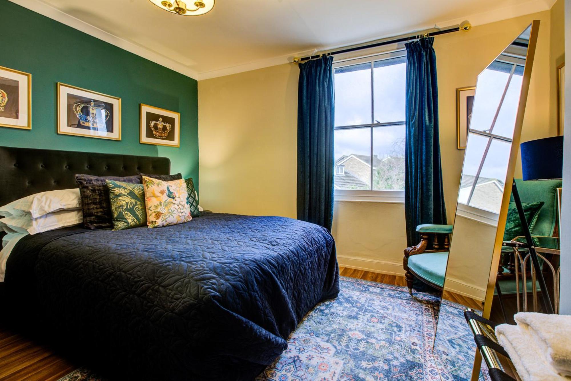 Queens Cottage, Stylish, Plush, Cosy, Convenient & Quirky, 2x Double Bed Period Patio - 9 Min Walk Train, 4 Min Walk High Street Pubs, Restaurants, Shops Holiday home Wivenhoe