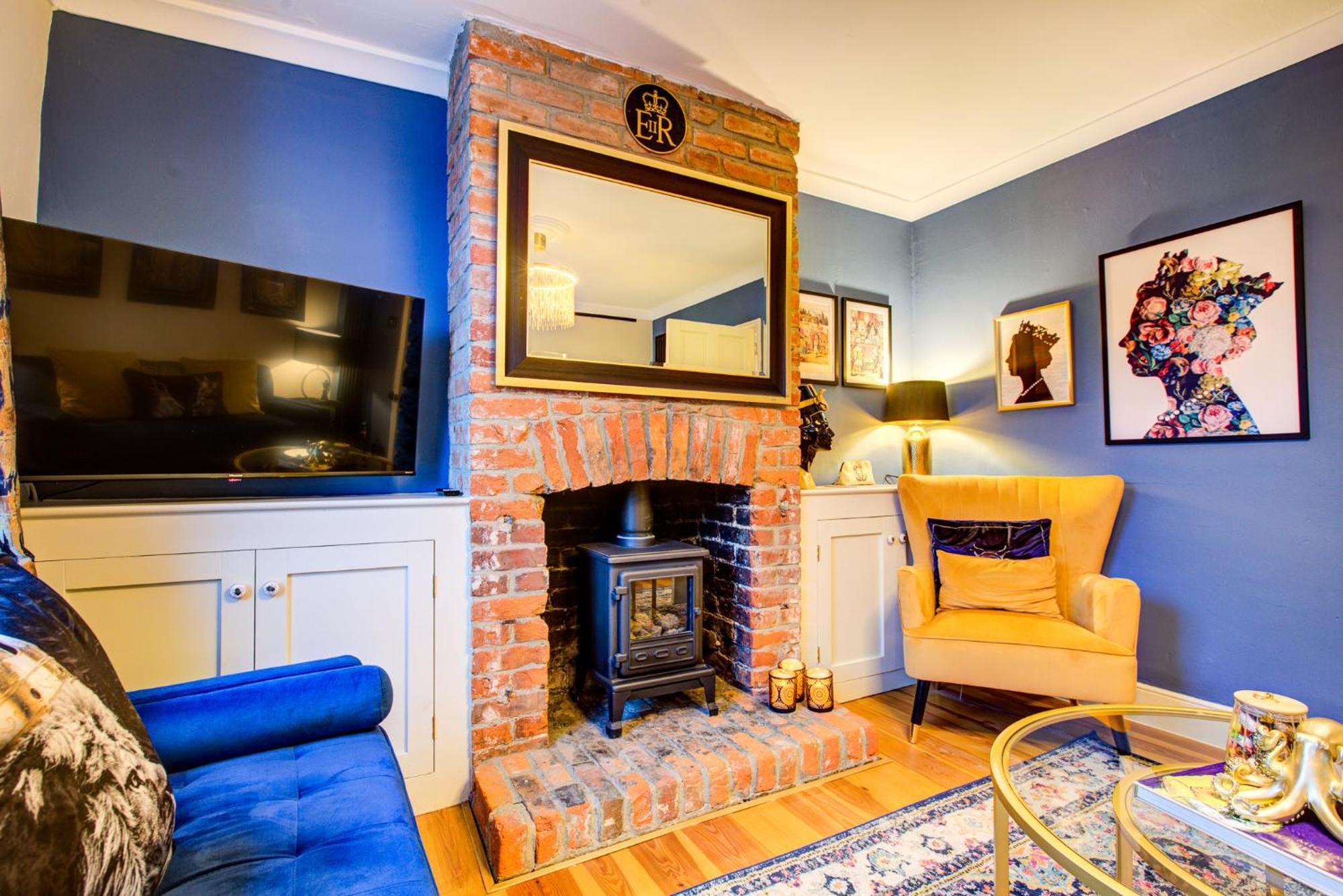 Queens Cottage, Stylish, Plush, Cosy, Convenient & Quirky, 2x Double Bed Period Patio - 9 Min Walk Train, 4 Min Walk High Street Pubs, Restaurants, Shops Holiday home Wivenhoe