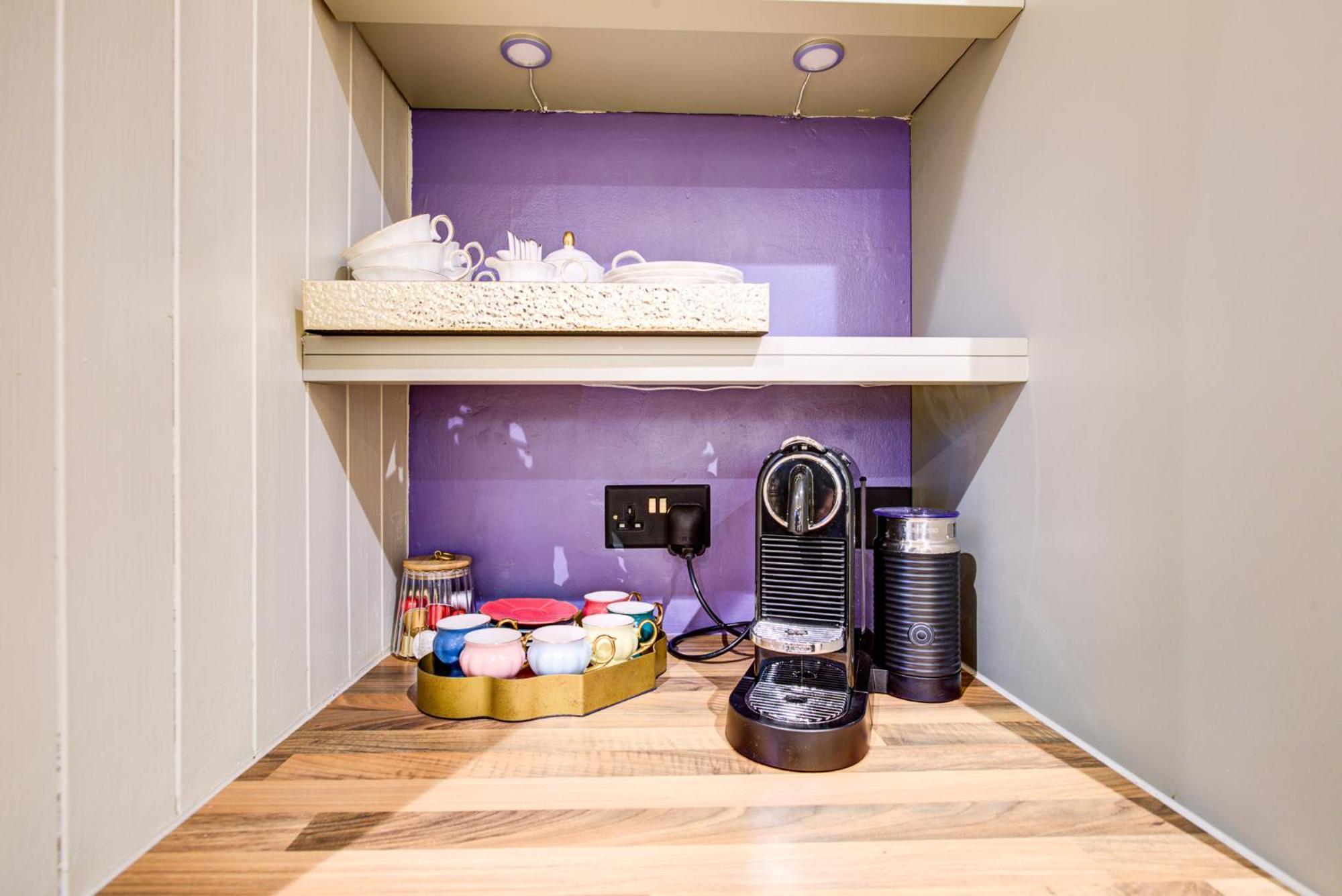 Holiday home Queens Cottage, Stylish, Plush, Cosy, Convenient & Quirky, 2x Double Bed Period Patio - 9 Min Walk Train, 4 Min Walk High Street Pubs, Restaurants, Shops *