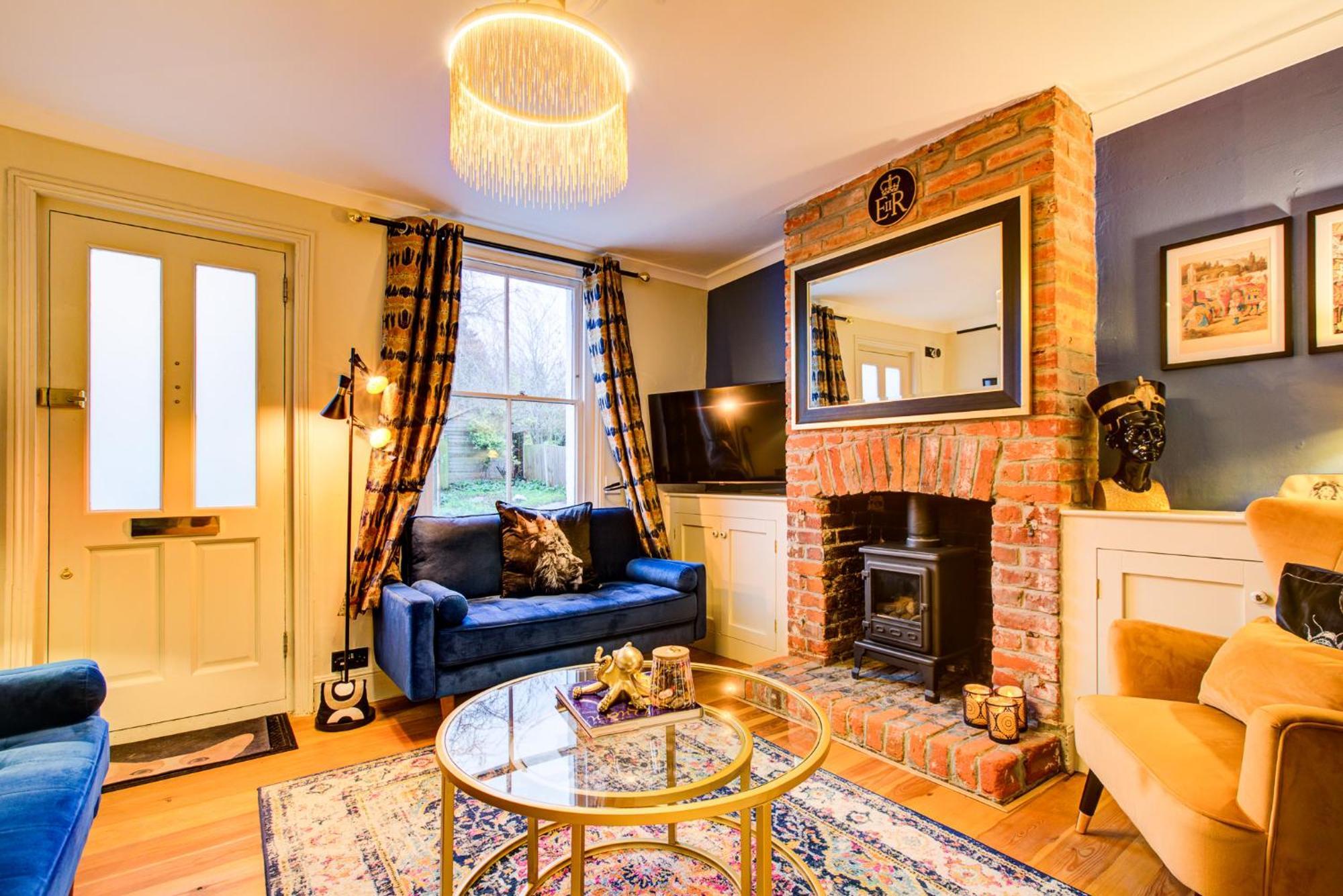 Queens Cottage, Stylish, Plush, Cosy, Convenient & Quirky, 2x Double Bed Period Patio - 9 Min Walk Train, 4 Min Walk High Street Pubs, Restaurants, Shops Holiday home Wivenhoe
